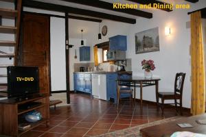 Hillside Park Dordogne的厨房或小厨房