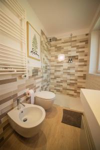 萨尔扎纳Gardenhouse Sarzana的浴室配有白色水槽和卫生间。