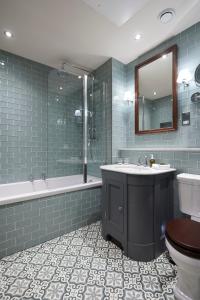 EllastoneThe Duncombe Arms的带浴缸、卫生间和盥洗盆的浴室