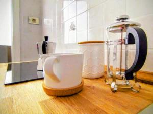 圣安吉罗山Suite Rotari - Appartamento con vista的茶壶和咖啡壶,位于柜台上