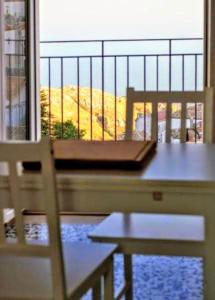 圣安吉罗山Suite Rotari - Appartamento con vista的窗前的桌子和椅子