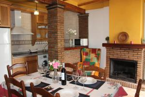卡皮雷拉Apartamentos Rurales Rosendo: El Azahar的一间带桌子和壁炉的用餐室
