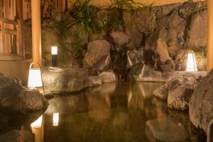 伊东伊东小涌园酒店的一间设有水池和两盏灯的房间