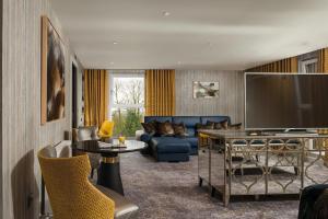 邓弗里斯黑特兰大厅酒店的带沙发和电视的客厅