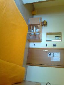 阿里亚诺伊尔皮诺Life Hotel的客房设有一张床和一张带黄色毯子的书桌