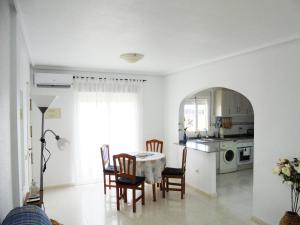 罗哈莱斯Pancho Apartment Doña Pepa - C. Quesada的厨房以及带桌椅的用餐室。