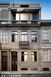 波尔图Casa do Conto - Arts & Residence的一座带窗户和阳台的大型砖砌建筑