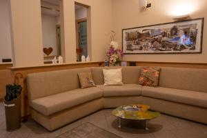 蒂拉诺贝尔尼纳酒店的客厅配有沙发和桌子