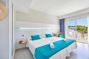 卡拉达沃加维玛阿瑞尔奇科公寓酒店的一间卧室设有一张大床和一个大窗户