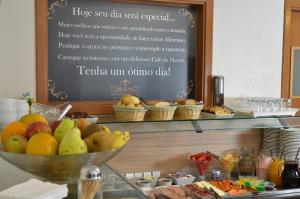 格拉玛多格拉玛多斯蒂罗旅馆的自助餐,桌上有一碗水果