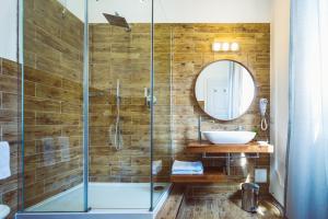 卡利亚里Bluemoon Sardinia的带淋浴、盥洗盆和镜子的浴室