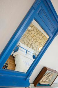 阿拉恰特克斯雷酒店的蓝色的床架和枕头