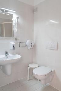 哈卡尼维尔酒店的白色的浴室设有卫生间和水槽。