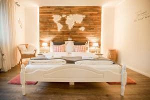 斯维斯塔尔Landhaus的卧室配有白色的床和砖墙