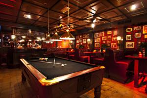 法尔肯斯瓦德市场酒店的一间酒吧,在房间内配有台球桌