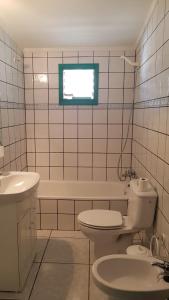 圣尼科拉斯村Villa de Cactualdea的浴室配有卫生间、盥洗盆和浴缸。