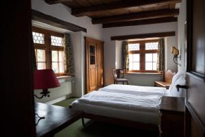 韦森弗莱霍夫旅馆的卧室配有一张床、一张书桌和窗户。