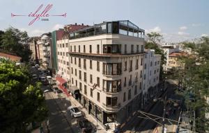 伊斯坦布尔伊迪勒酒店的一条城市街道上高大的白色建筑