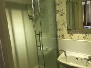 梅尔顿莫布雷The Kings Arms (Scalford)的带淋浴、盥洗盆和镜子的浴室