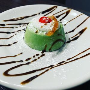 利扎诺B&B La Nuova Fattoria的巧克力酱的白盘上的绿色甜点