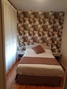 波特斯Hotel Arha Potes & Spa的一间卧室设有一张床和几何墙