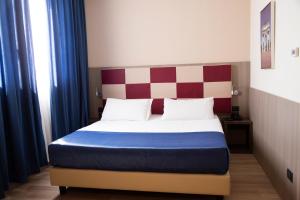 塞斯托-圣乔凡尼iH Hotels Milano St. John的一间卧室配有一张红色和白色床头板的床