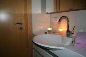 明希贝格Ferienwohnung Dieter Popp的浴室设有水槽和两根蜡烛