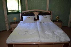 科尼茨天堂生态度假酒店的一间卧室配有带白色床单和毛巾的床。