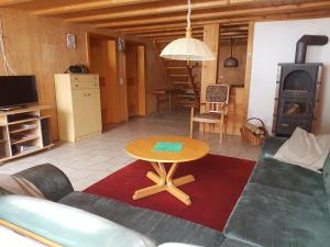布里恩茨Chalet mit Alpenambiente Axalp的客厅配有沙发和桌子