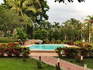 CanoasHotel Los Higuerones的花卉公园内的游泳池
