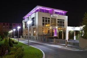 贝尔格莱德Apart K Apartments & Rooms的上面有紫色灯的建筑