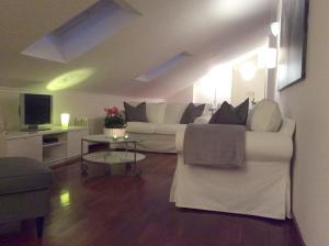 阿尔巴Apartment La Mansarda的客厅配有白色沙发和电视