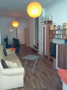 柏林约诺维茨桥公寓的客厅配有沙发和桌子