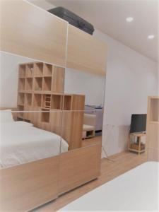 曼谷Live like a local in Ekkamai的一间卧室设有一张床和一个大型玻璃墙