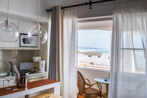 拉戈斯巴卢阿特达维拉公寓式酒店的厨房设有海景窗户。