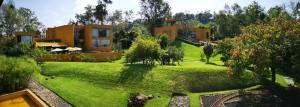 莫雷利亚Hotel Casa en el Campo的享有绿色庭院房屋的空中景致
