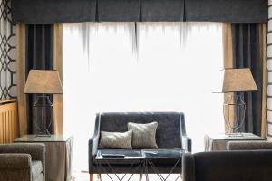 Llerices拉卡索那德莱瑞赛酒店的客厅配有椅子和窗户