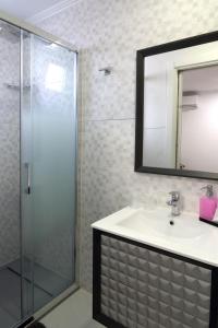 蒙蒂戈杜Casa Da Praia "AL"的浴室配有盥洗盆和带镜子的淋浴
