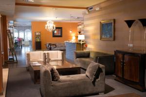 圣地亚哥－德孔波斯特拉圣地亚哥阿波斯托尔酒店的客厅配有沙发和桌子