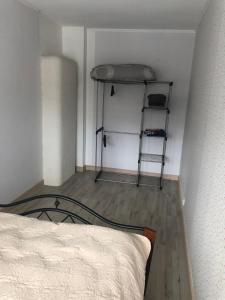 MikitamÃ¤eSoelaane 12 Apartments的一间卧室配有一张床和一个带枕头的架子