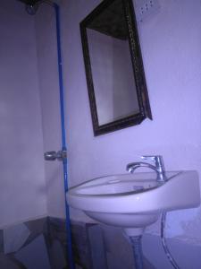 隆宏观旅舍的浴室设有白色水槽和镜子