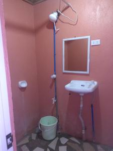 隆宏观旅舍的一间带水槽、镜子和卫生间的浴室