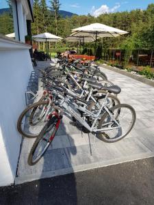纳兹-夏韦斯B&B Hotel Sonneck的停在大楼旁边的一排自行车