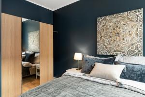 卑尔根Høyden Apartments的一间卧室配有一张床和一面大镜子