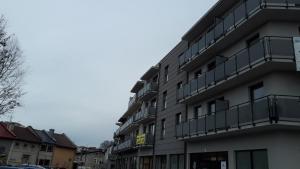 绿山城Apartament Stara Gazownia的旁边带阳台的建筑