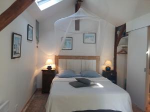 佩萨克Chambres d'hôtes du Parc d'Espagne的一间卧室配有一张带两盏灯的大型白色床。
