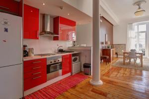 里斯本Lisbon Tejo Apartment Best Location with River View的一间厨房,配有红色橱柜和红色地毯