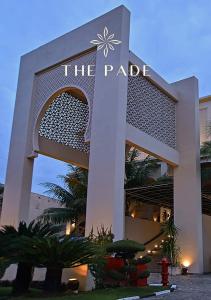 班达亚齐The Pade Hotel的一座有读宫殿标志的建筑