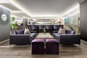 开普敦海德全套房酒店的大堂设有紫色沙发和桌子