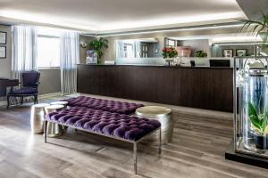 开普敦海德全套房酒店的一间设有沙龙的等候室里的一个紫色长椅